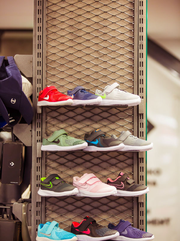 διακοσμηση καατστηματος ραφια 