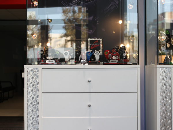 ανακαίνιση καταστηματος με ωρολόγια