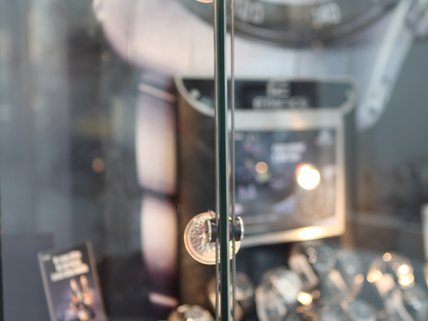 ανακαίνιση καταστηματος με ωρολόγια