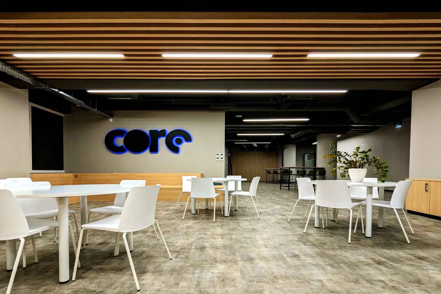 Ανακαίνιση γραφείων Core στην Αθήνα με open workspace και ξύλινες λεπτομέρειες