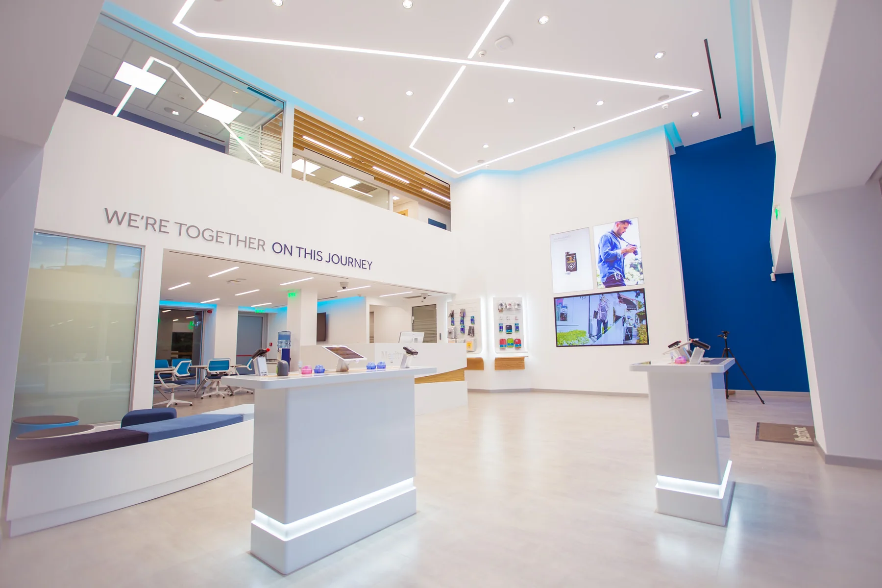 Φωτεινός χώρος υποδοχής και showroom στα γραφεία Medtronic