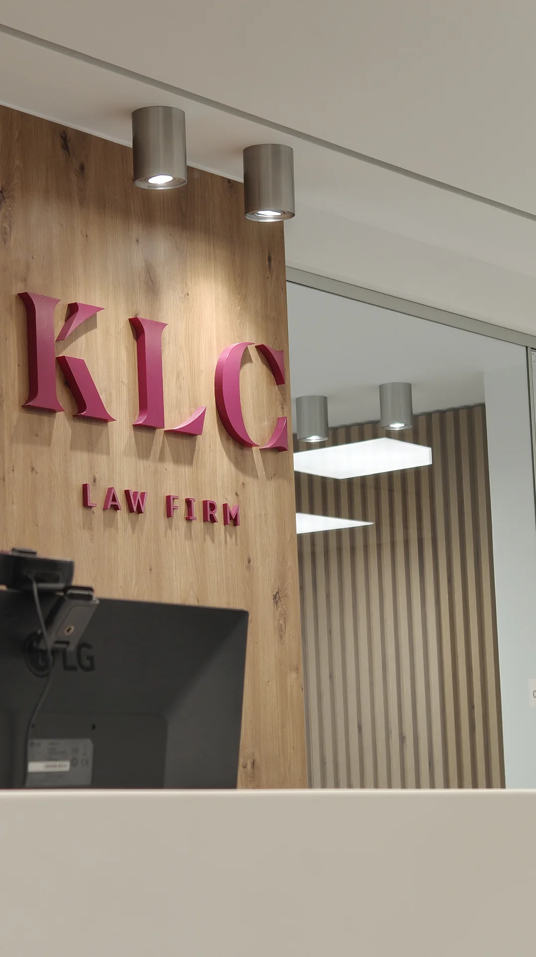 Brand wall σε θερμή δρυ — KLC Law Office