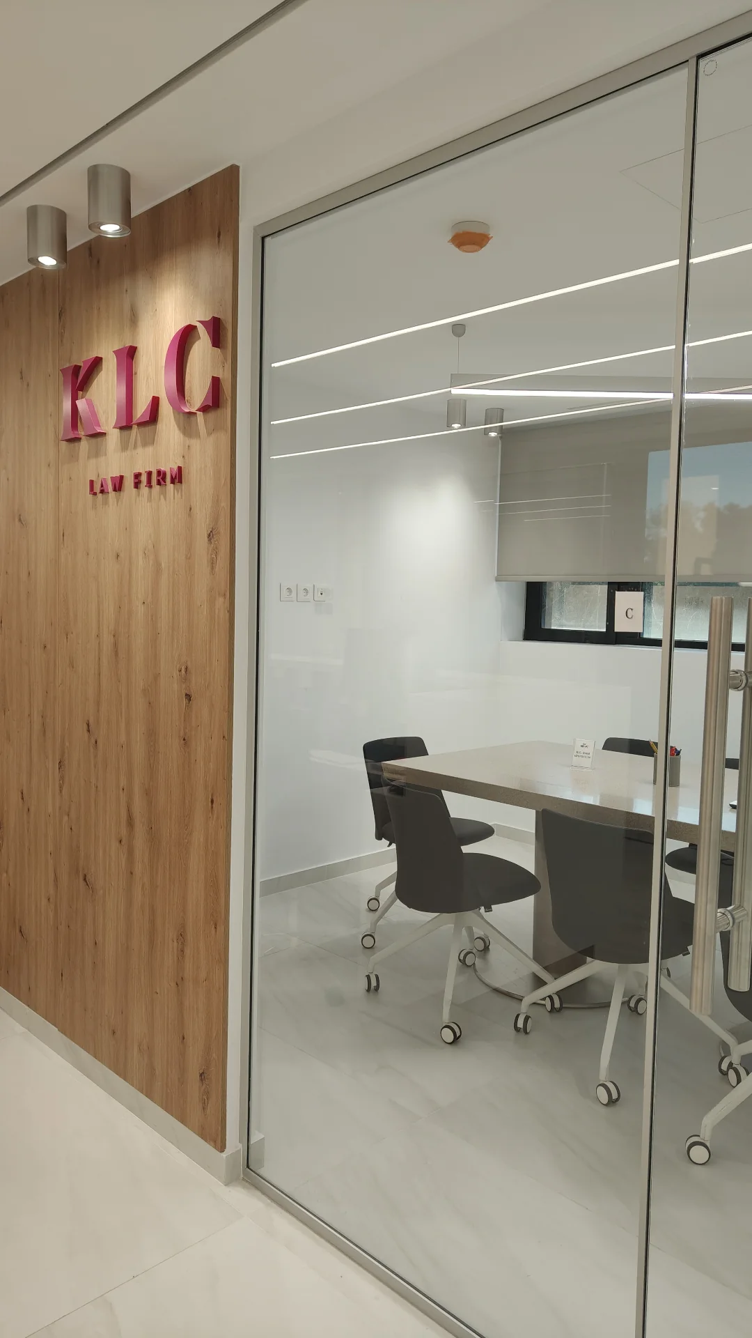 Meeting room με γραμμικό φωτισμό — KLC Law Office