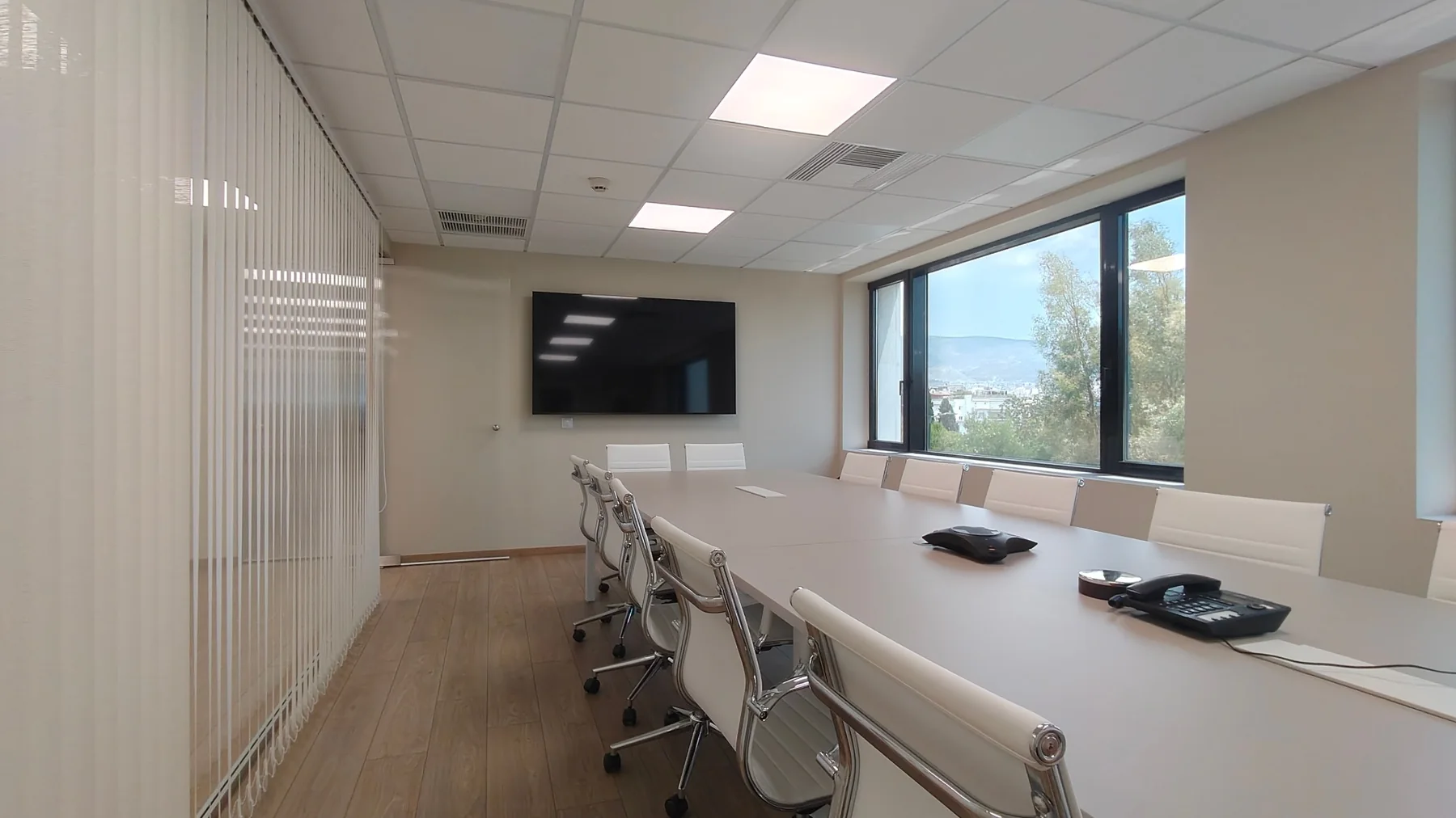 Boardroom με θέα — Rokas Law Firm