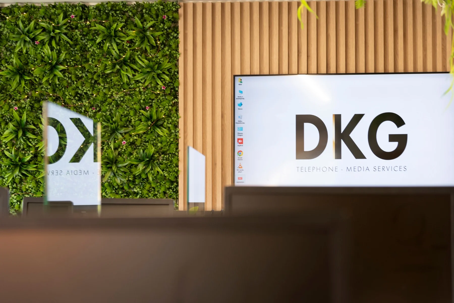 Reception και plant wall — DKG Offices