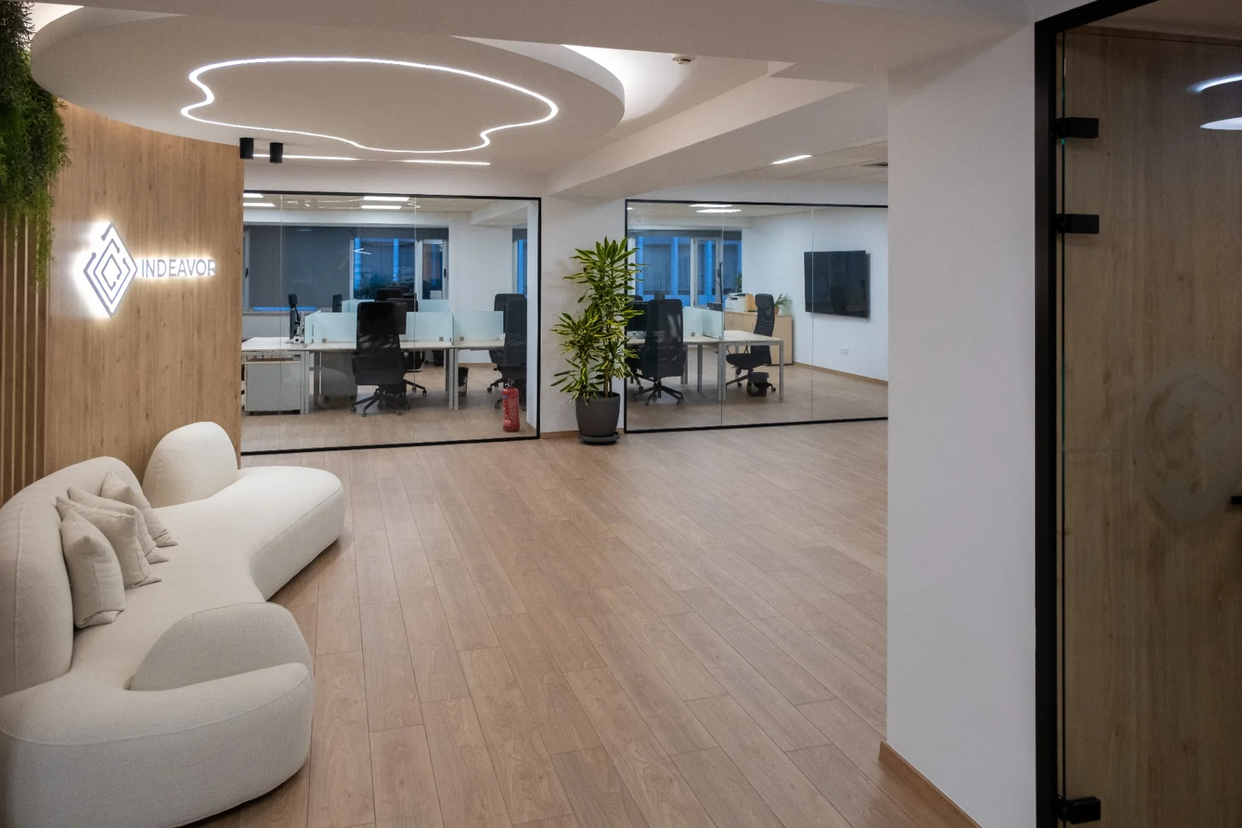 Lobby και ξύλινες περσίδες — Indeavor