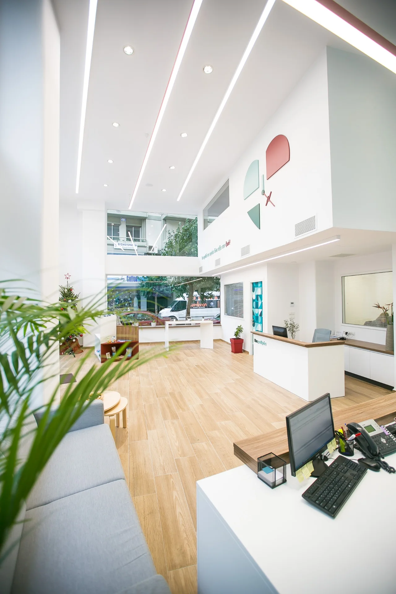 Διπλού ύψους showroom — Viorythmos Offices